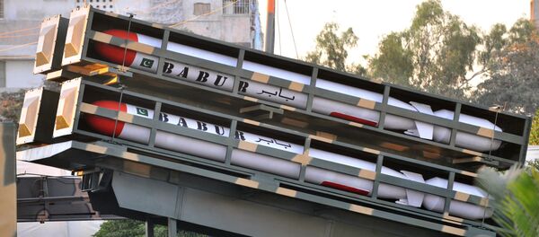 Soldado do exército paquistanês guardando um míssil Babur na exposição internacional de defesa na cidade de Carachi, no Paquistão, em 25 de novembro de 2008 - Sputnik Brasil