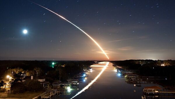 Meteorito no céu noturno (imagem ilustrativa) - Sputnik Brasil