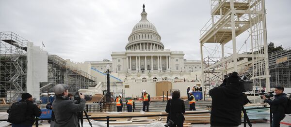 Jornalistas junto ao Capitólio cobrindo os preparativos para a cerimônia de posse de Trump (20 de janeiro), em 8 de dezembro de 2016 Jornalistas junto ao Capitólio cobrindo os preparativos para a cerimônia de posse de Trump (20 de janeiro), em 8 de dezembro de 2016 - Sputnik Brasil