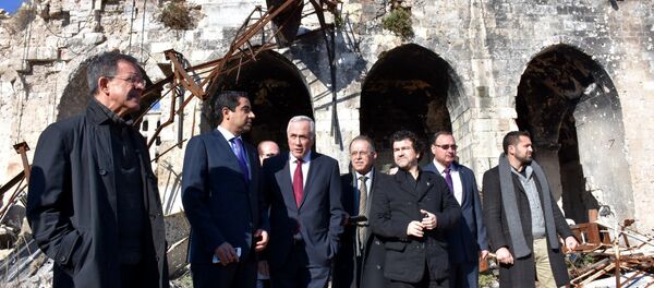 Deputados franceses do partido Os Republicanos ('Les Républicains') Thierry Mariani (à esquerda) e Nicolas Dhuicq (terceiro à direita) visitam a cidade antiga de Umayyad em Aleppo em 6 de janeiro de 2017 - Sputnik Brasil