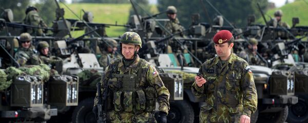 Militares tchecos do batalhão aéreo antes dos exercícios da OTAN, República Tcheca, abril de 2015 - Sputnik Brasil