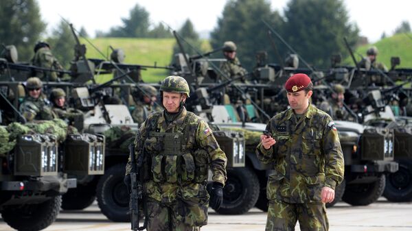 Militares tchecos do batalhão aéreo antes dos exercícios da OTAN, República Tcheca, abril de 2015 - Sputnik Brasil