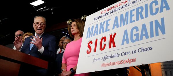 O líder democrata do Senado, Chuck Schumer, e a líder democrata da Câmara, Nancy Pelosi, falam após um encontro com o presidente dos EUA, Barack Obama, sobre o esforço dos republicanos no Congresso para revogar o Obamacare. Washington, EUA, 4 de janeiro de 2017 - Sputnik Brasil