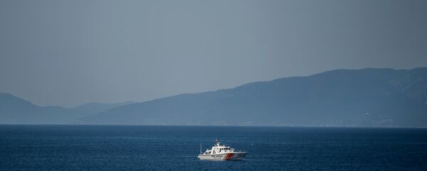 Lancha de guarda costeira patrulha a parte do mar Egeu entre a costa da Turquia e ilha grega de Lesbos, abril de 2016 - Sputnik Brasil