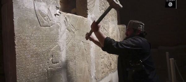 Militante do Estado Islâmico ataca sítio arqueológico no Iraque - Sputnik Brasil