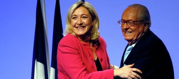 Marine Le Pen e seu pai, Jean-Marie Le Pen, ambos do Front National - Sputnik Brasil