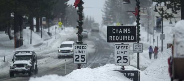 Montes de neve na Califórnia, EUA, 9 de janeiro de 2017 - Sputnik Brasil