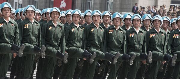 Soldados norte-coreanos durante a parada militar em homenagem ao 60º aniversário do fim da Guerra da Coreia, 2013 - Sputnik Brasil