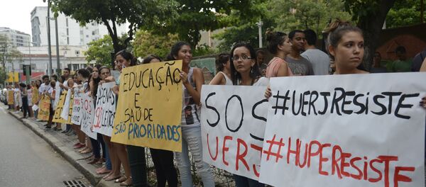 Professores, servidores, alunos e ex-alunos da UERJ participam de protesto contra a falta de recursos da instituição - Sputnik Brasil