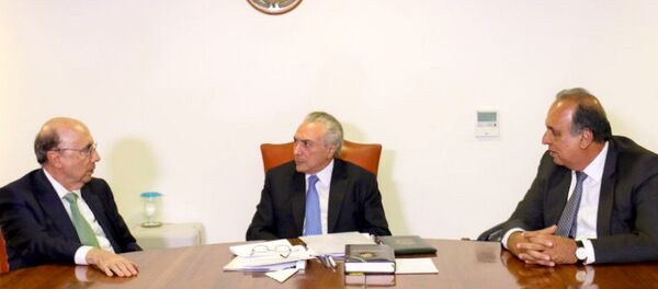 Meirelles e Temer, durante reunião com o governador do Rio de Janeiro, Luiz Fernando Pezão, em Brasília - Sputnik Brasil