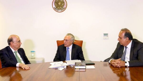 Meirelles e Temer, durante reunião com o governador do Rio de Janeiro, Luiz Fernando Pezão, em Brasília - Sputnik Brasil