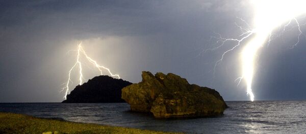 Dois raios são vistos durante uma tempestade sobre o Mar Egeu em Eubéia, Grécia central - 29 de junho de 2003 - Sputnik Brasil
