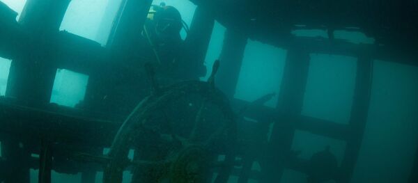 Mergulhador encontra navio no mar - Sputnik Brasil