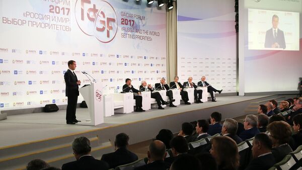 Primeiro ministro da Rússia, Dmitry Medvedev, participa do VIII Fórum Gaidar - Sputnik Brasil