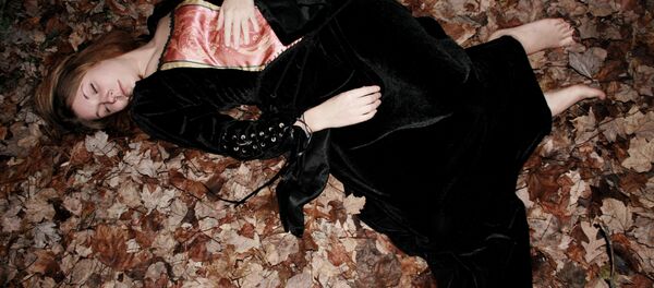 Mulher tira foto como se estivesse morta - Sputnik Brasil