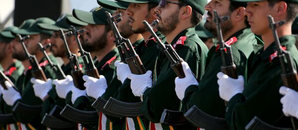 Agentes do Corpo de Guardiões da Revoluçao Islâmica durante a parada militar anual que marca aniversário do início de guerr com o Iraque de 1980-1988, Teerã, Irã, 2015 - Sputnik Brasil