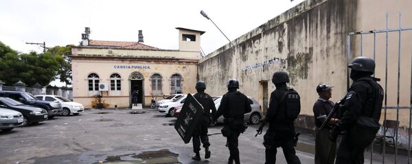 Policiais da tropa de choque entram na Cadeia Pública Raimundo Vidal Pessoa, em Manaus. - Sputnik Brasil