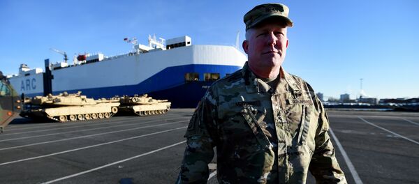 Major-general Timothy McGuire, vice-comandante das forças dos EUA na Europa, assiste no desembarque de material militar americano no porto de Bremerhaven, na Alemanha, 6 de janeiro de 2017 - Sputnik Brasil