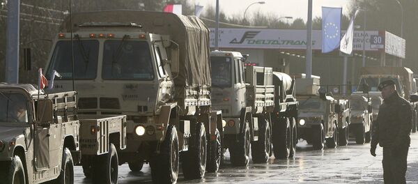 Veículos militares do Exército dos EUA cruzam a fronteira polonesa em Alszyna, na Polônia, 12 de janeiro de 2017, com destino à nova base de Zagan Veículos militares do Exército dos EUA cruzam a fronteira polonesa em Alszyna, na Polônia, 12 de janeiro de 2017, com destino à nova base de Zagan - Sputnik Brasil