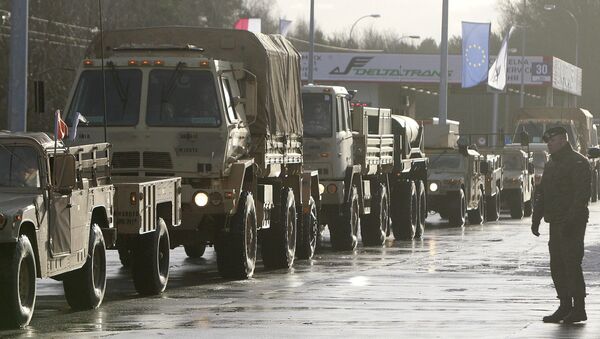 Veículos militares do Exército dos EUA cruzam a fronteira polonesa em Alszyna, na Polônia - Sputnik Brasil