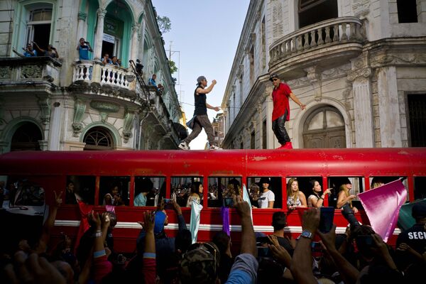 Enrique Iglesias e Descember Bueno durante a filmagem de seu novo videoclipe em Havana - Sputnik Brasil