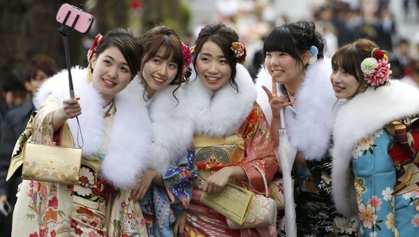 Meninas japonesas vestidas de quimono no Dia da Maioridade - Sputnik Brasil