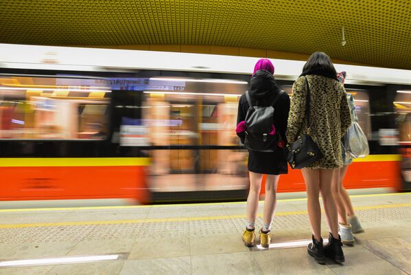 Participantes do flash mob anual Dia Sem Calça em uma estação do metro de Varsóvia - Sputnik Brasil