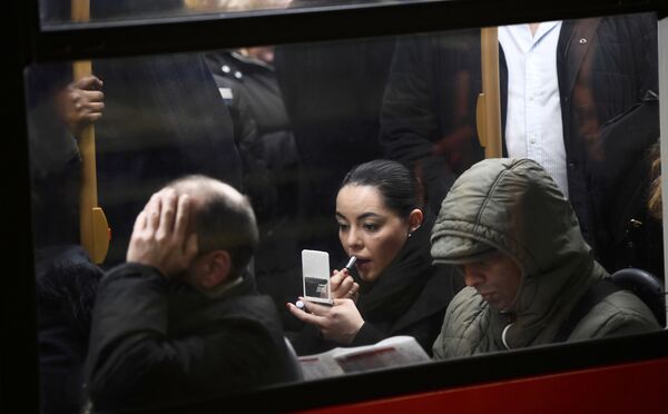 Uma mulher faz maquiagem em ônibus lotado em Londres - Sputnik Brasil