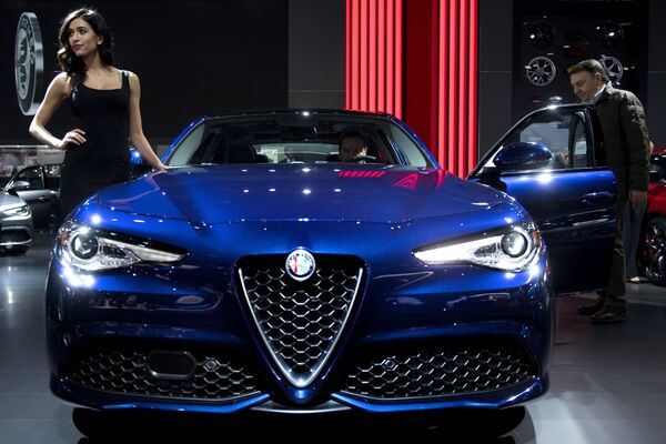 Modelo perto de um carro Alfa Romeo Giulia na exposição de automóveis realizada em Detroit - Sputnik Brasil