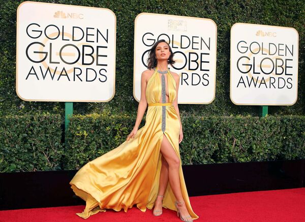 A atriz americana Emily Ratajkowski na 74ª cerimônia Golden Globe Awards - Sputnik Brasil