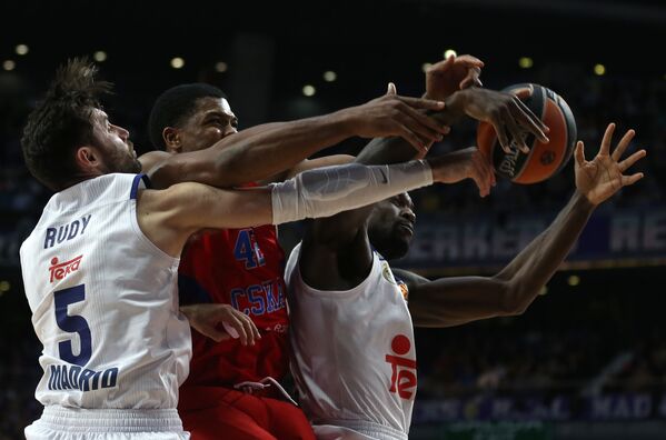 Partida de basquetebol entre o Real Madrid e o CSKA de Moscou - Sputnik Brasil