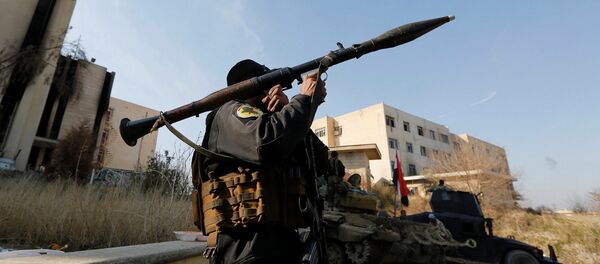 Um membro das Forças de Operações Especiais do Iraque (ISOF) carrega um lançador de foguetes na Universidade de Mossul durante uma batalha contra militantes do Daesh (Estado Islâmico). Mossul, Iraque, 14 de janeiro de 2017 Um membro das Forças de Operações Especiais do Iraque (ISOF) carrega um lançador de foguetes na Universidade de Mossul durante uma batalha contra militantes do Daesh (Estado Islâmico). Mossul, Iraque, 14 de janeiro de 2017 - Sputnik Brasil