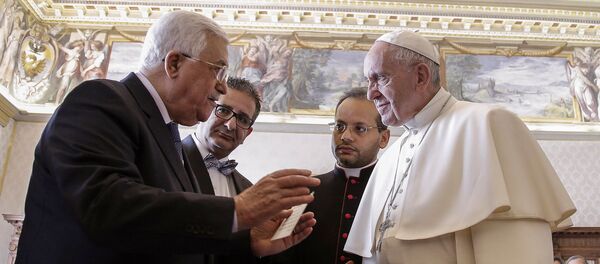Papa Francisco conversa com presidente palestino Mahmoud Abbas durante uma reunião no Vaticano em 14 de janeiro de 2017 - Sputnik Brasil