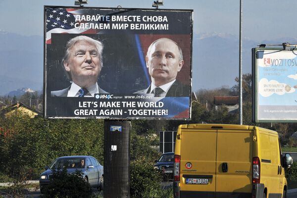 Outdoor com foto de Vladimir Putin e Donald Trump - Sputnik Brasil