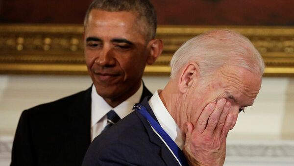 Barack Obama e vice-presidente Joe Biden durante a cerimônia de condecoração com Medalha Presidencial da Liberdade - Sputnik Brasil