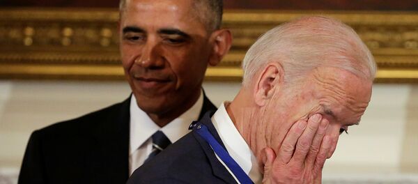 Barack Obama e vice-presidente Joe Biden durante a cerimônia de condecoração com Medalha Presidencial da Liberdade - Sputnik Brasil