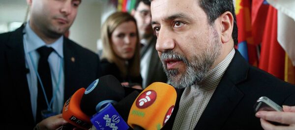 Iran's chief nuclear negotiator Abbas Araghchi talks to the media after meeting IAEA Director General Yukiya Amano (not pictured) at the IAEA headquarters in Vienna February 24, 2015 - Sputnik Brasil