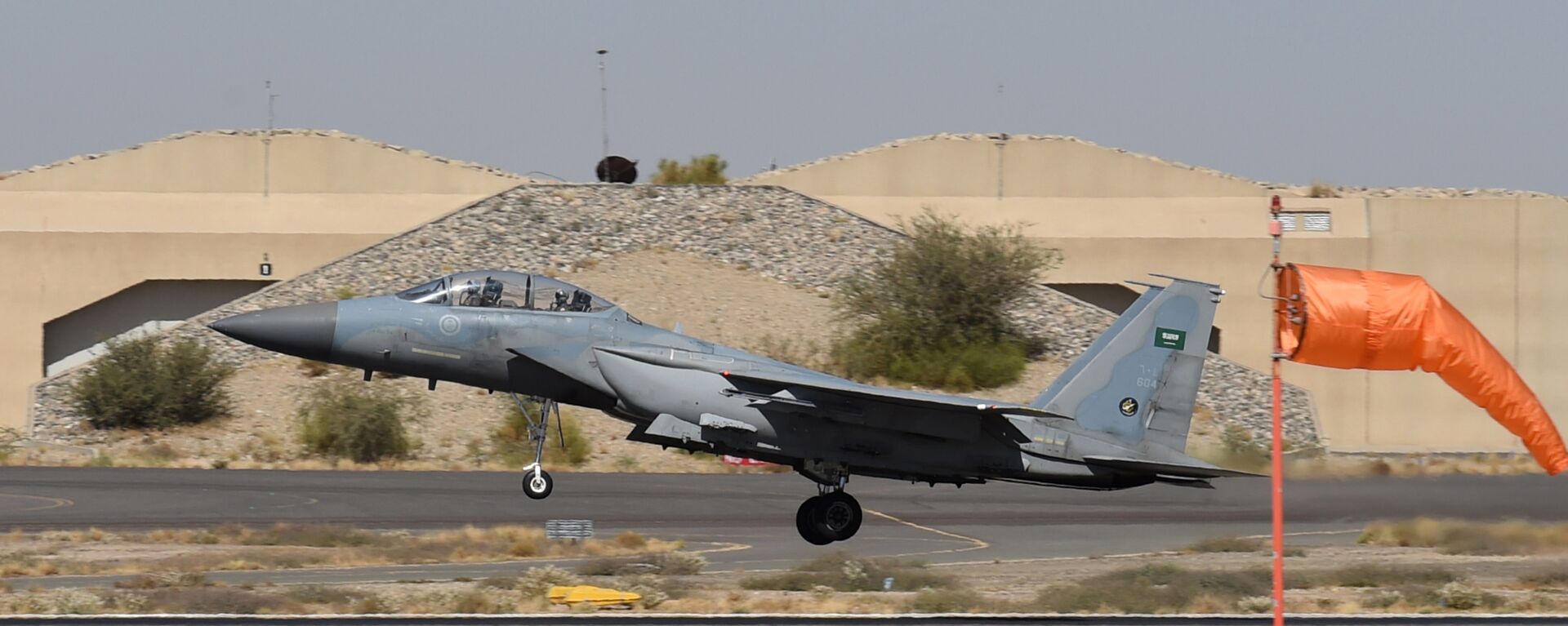 Caça saudita F-15 decola da base militar aérea de Khamis Mushayt, Arábia Saudita, 2015 (foto de arquivo) - Sputnik Brasil, 1920, 20.11.2021