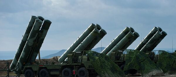 Sistemas de mísseis S-400 Triumph do regimento de defesa antiaérea na cidade russa de Teodósia, na Crimeia - Sputnik Brasil