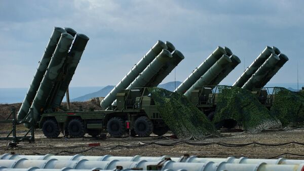 Sistemas de mísseis S-400 Triumph do regimento de defesa antiaérea na cidade russa de Teodósia, na Crimeia - Sputnik Brasil