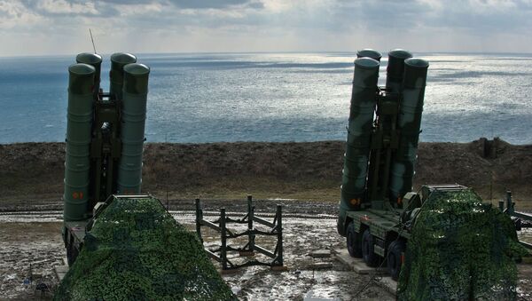 Sistemas de mísseis S-400 Triumph do regimento de defesa antiaérea do Distrito Militar do Sul que foi colocado em serviço em Teodósia, na Crimeia - Sputnik Brasil