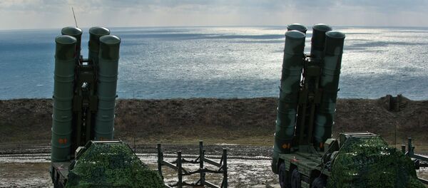 Sistemas de mísseis S-400 Triumph do regimento de defesa antiaérea do Distrito Militar do Sul que foi colocado em serviço em Teodósia, na Crimeia - Sputnik Brasil