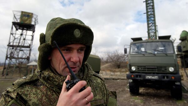 Militar russo coordena a instalação do sistema S-400 na posição na Crimeia - Sputnik Brasil