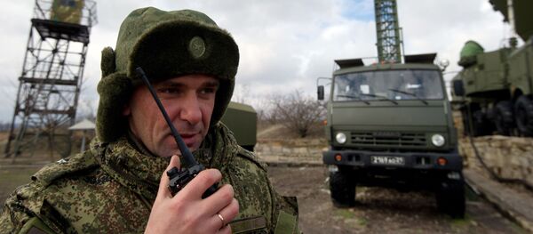 Militar russo coordena a instalação do sistema S-400 na posição na Crimeia - Sputnik Brasil
