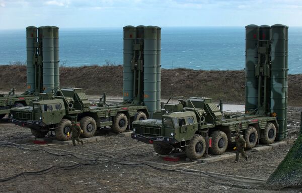 Sistemas de mísseis S-400 Triumph do regimento de defesa antiaérea na cidade russa de Teodósia, na Crimeia Sistemas de mísseis S-400 Triumph do regimento de defesa antiaérea na cidade russa de Teodósia, na Crimeia - Sputnik Brasil