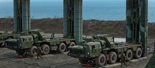 Sistemas de mísseis S-400 Triumph do regimento de defesa antiaérea na cidade russa de Teodósia, na Crimeia - Sputnik Brasil