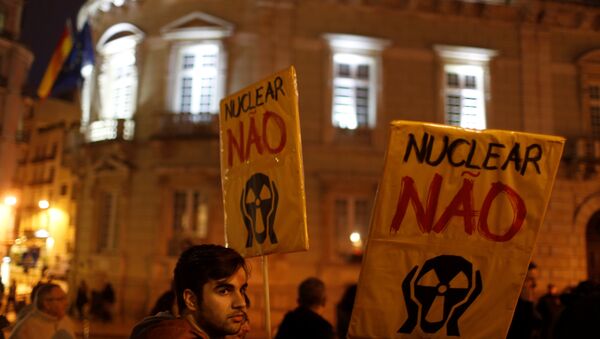 Ativistas protestam contra a usina nuclear de Almaraz na frente da embaixada da Espanha em Lisboa, em 12 de janeiro de 2017 - Sputnik Brasil