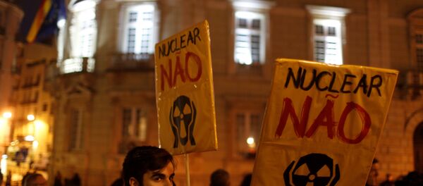Ativistas protestam contra a usina nuclear de Almaraz na frente da embaixada da Espanha em Lisboa, em 12 de janeiro de 2017 - Sputnik Brasil