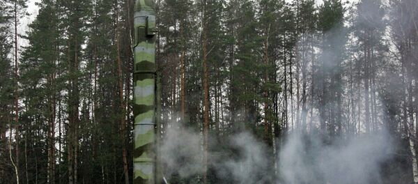 Lançamento do míssil Topol-M - Sputnik Brasil