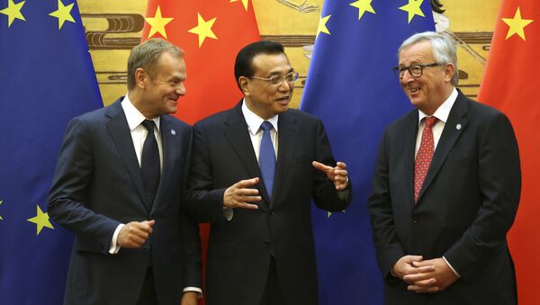 O premiê chinês, Li Keqiang, no centro, entre o presidente do Conselho da Europa, Donald Tusk, (à esquerda) e o presidente da Comissão Europeia, Jean-Claude Juncker, (à direita) na cerimônia de assinatura de documentos durante a cúpula China-UE no Grande Salão do Povo em Pequim, China, em 12 de julho de 2016 - Sputnik Brasil